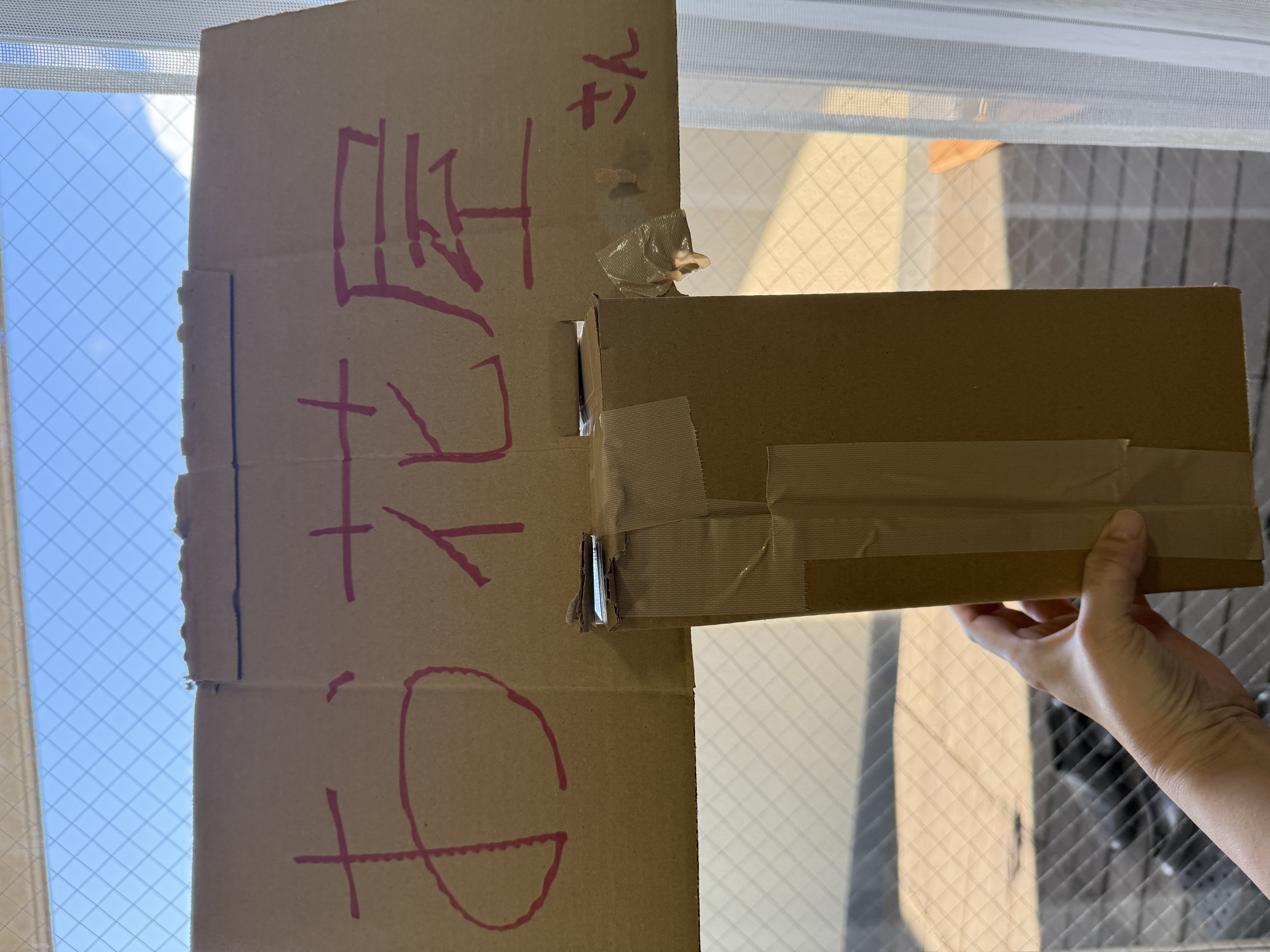 手づくりの段ボール看板の写真